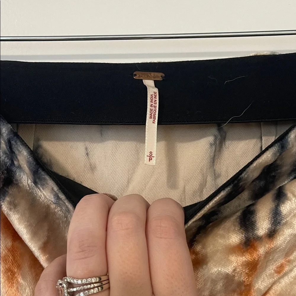 EUC! Free People Tie-Dye Velour MIDI skirt, Size Small - Picture 4 of 5